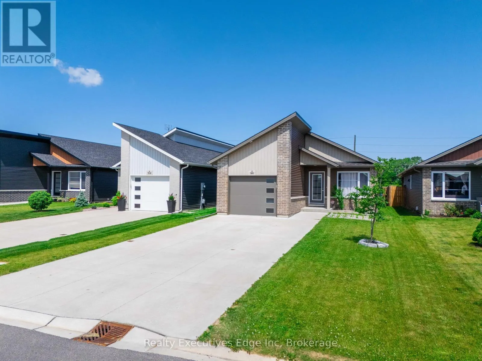 98 MOONSTONE CRESCENT