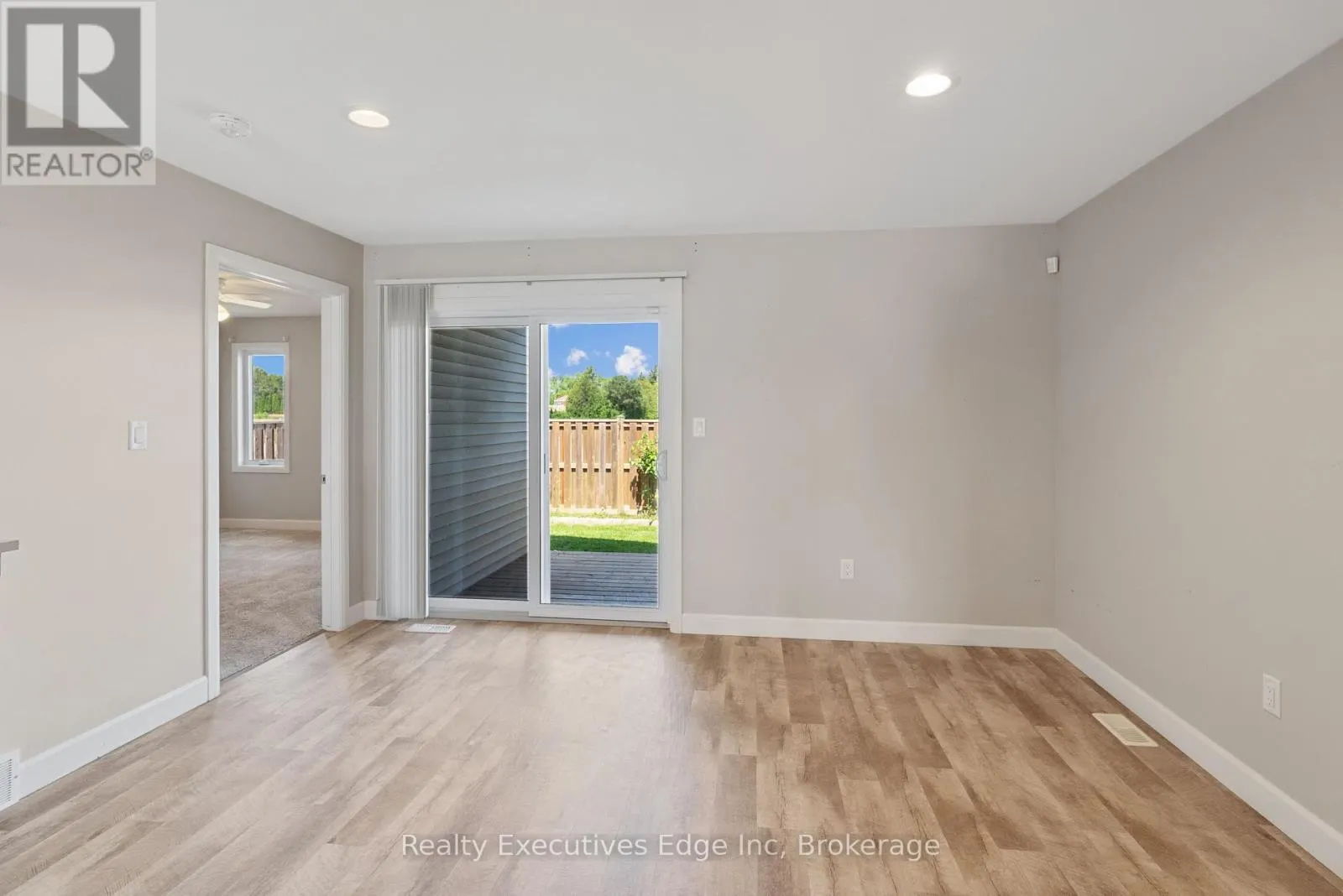 98 MOONSTONE CRESCENT