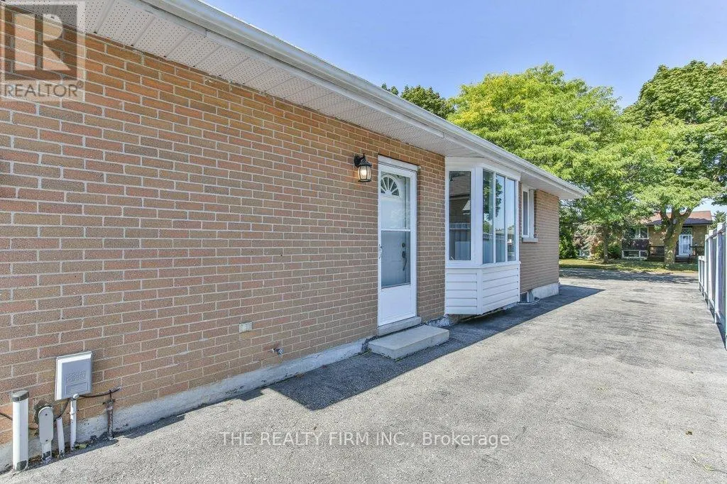 56 TOULON CRESCENT