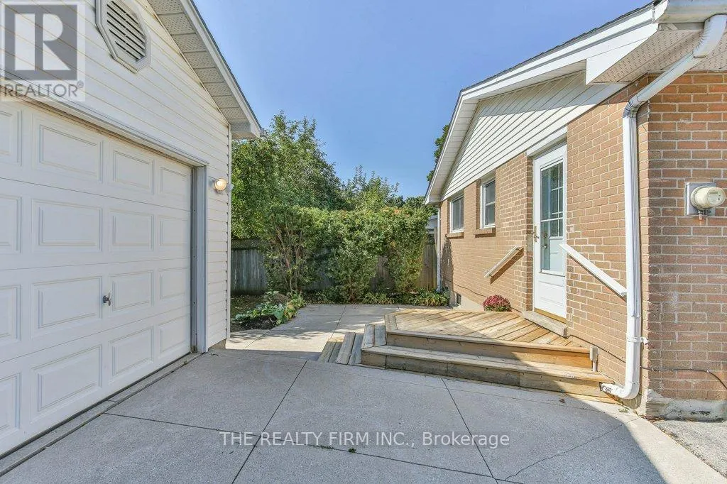 56 TOULON CRESCENT