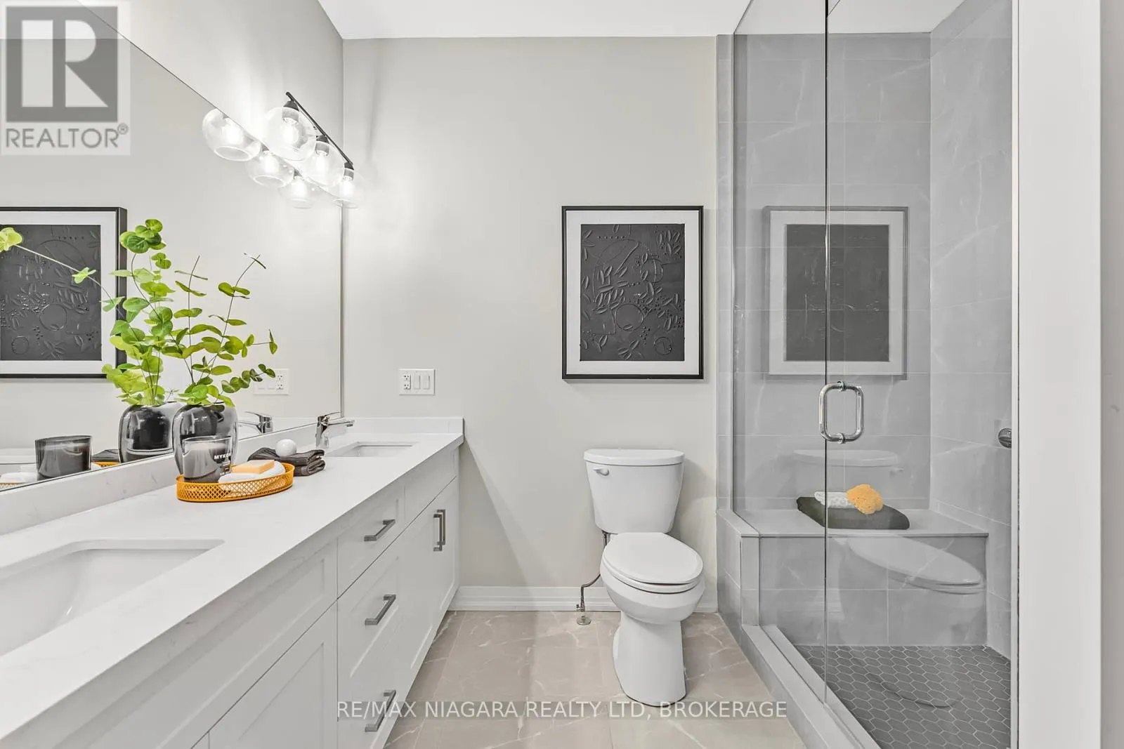 16 - 300 RICHMOND STREET, #16