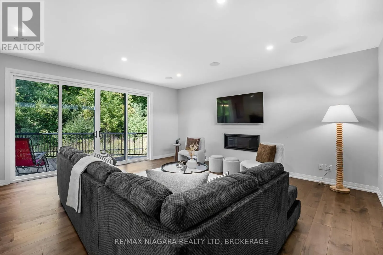 16 - 300 RICHMOND STREET, #16