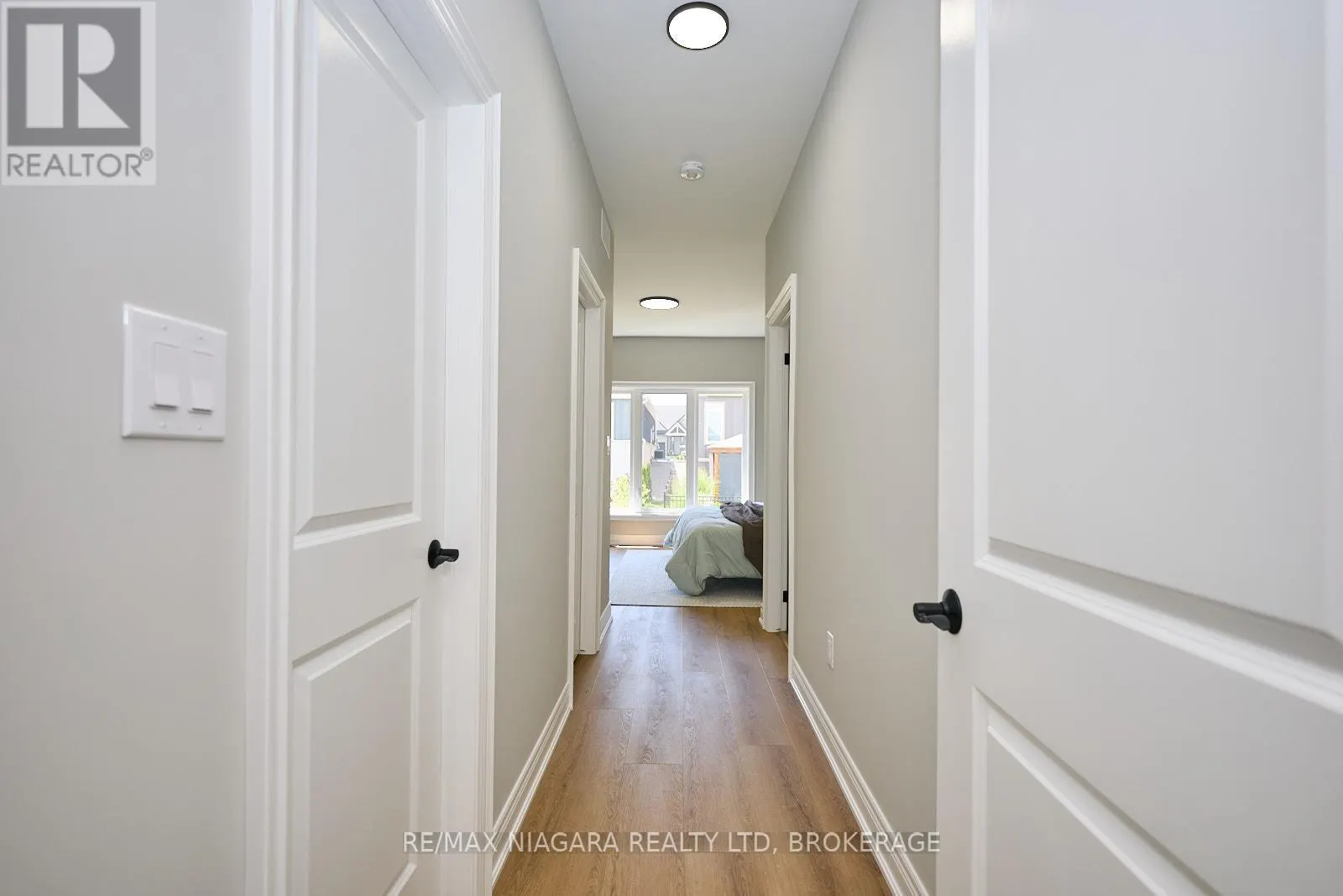 21 SUNRISE COURT N