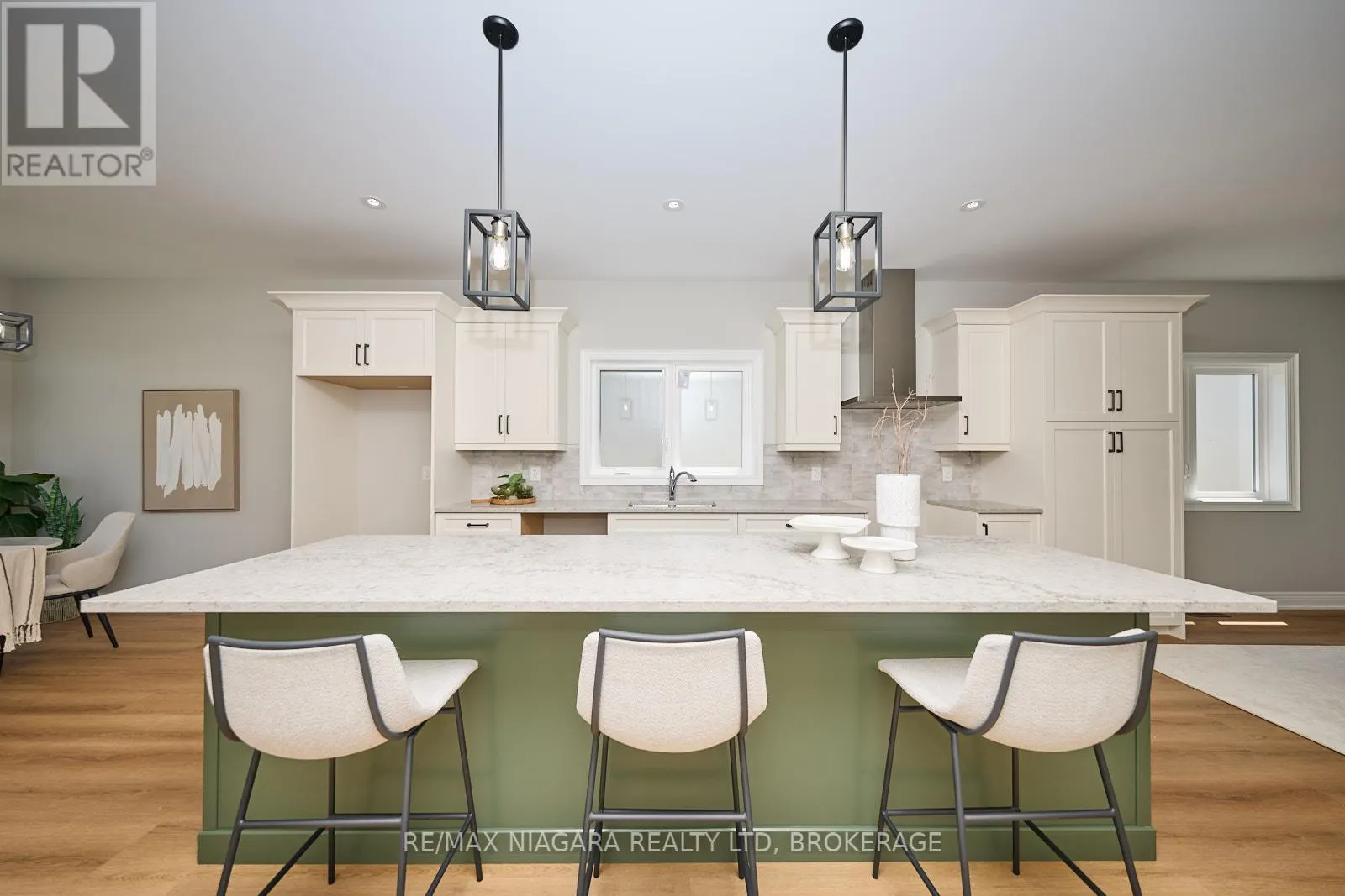 21 SUNRISE COURT N