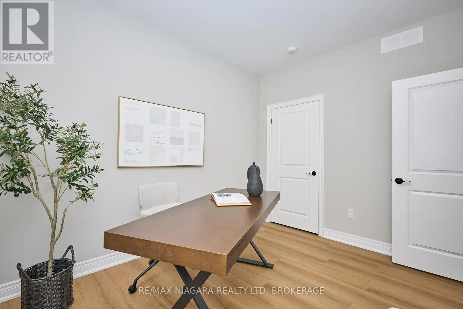 21 SUNRISE COURT N