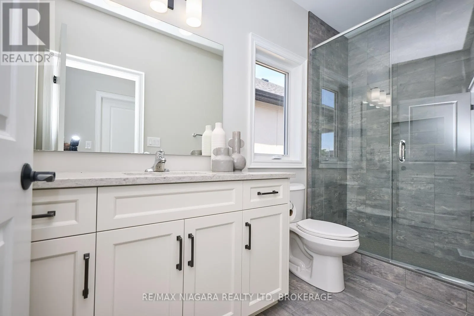 21 SUNRISE COURT N