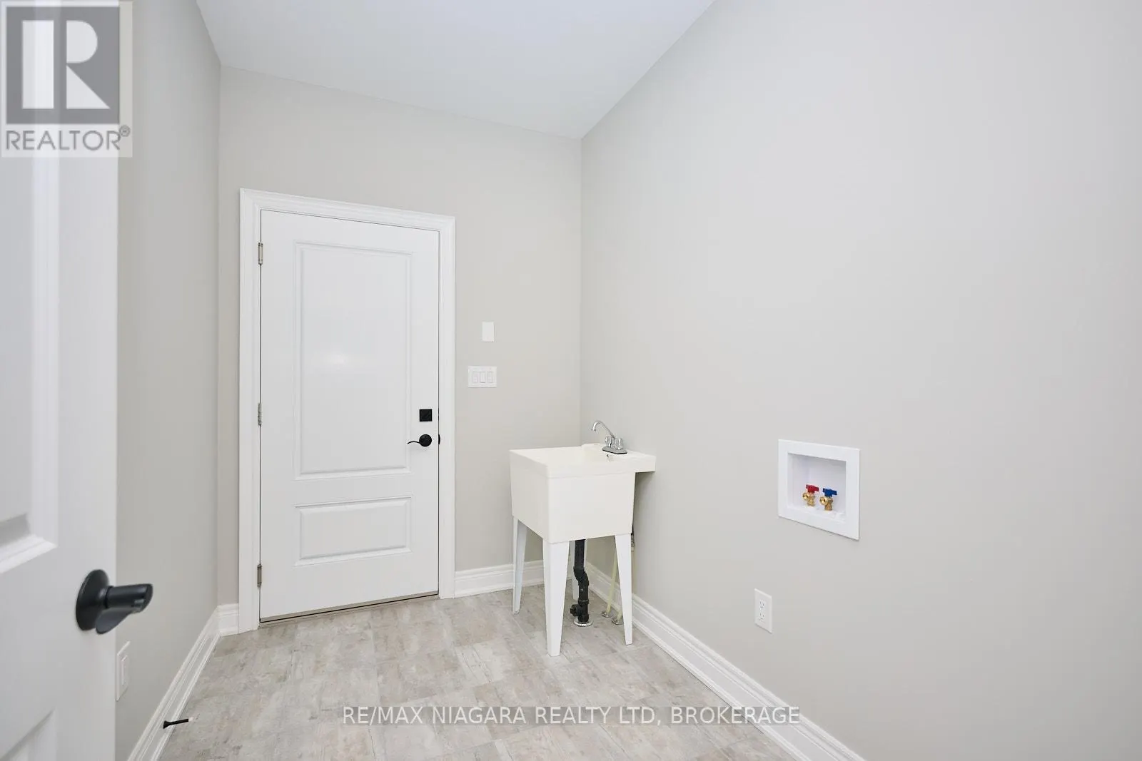 21 SUNRISE COURT N