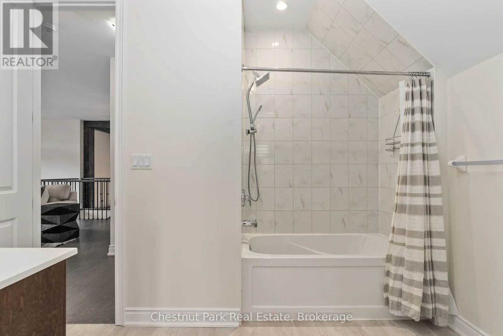 3 BAYPOINT COURT