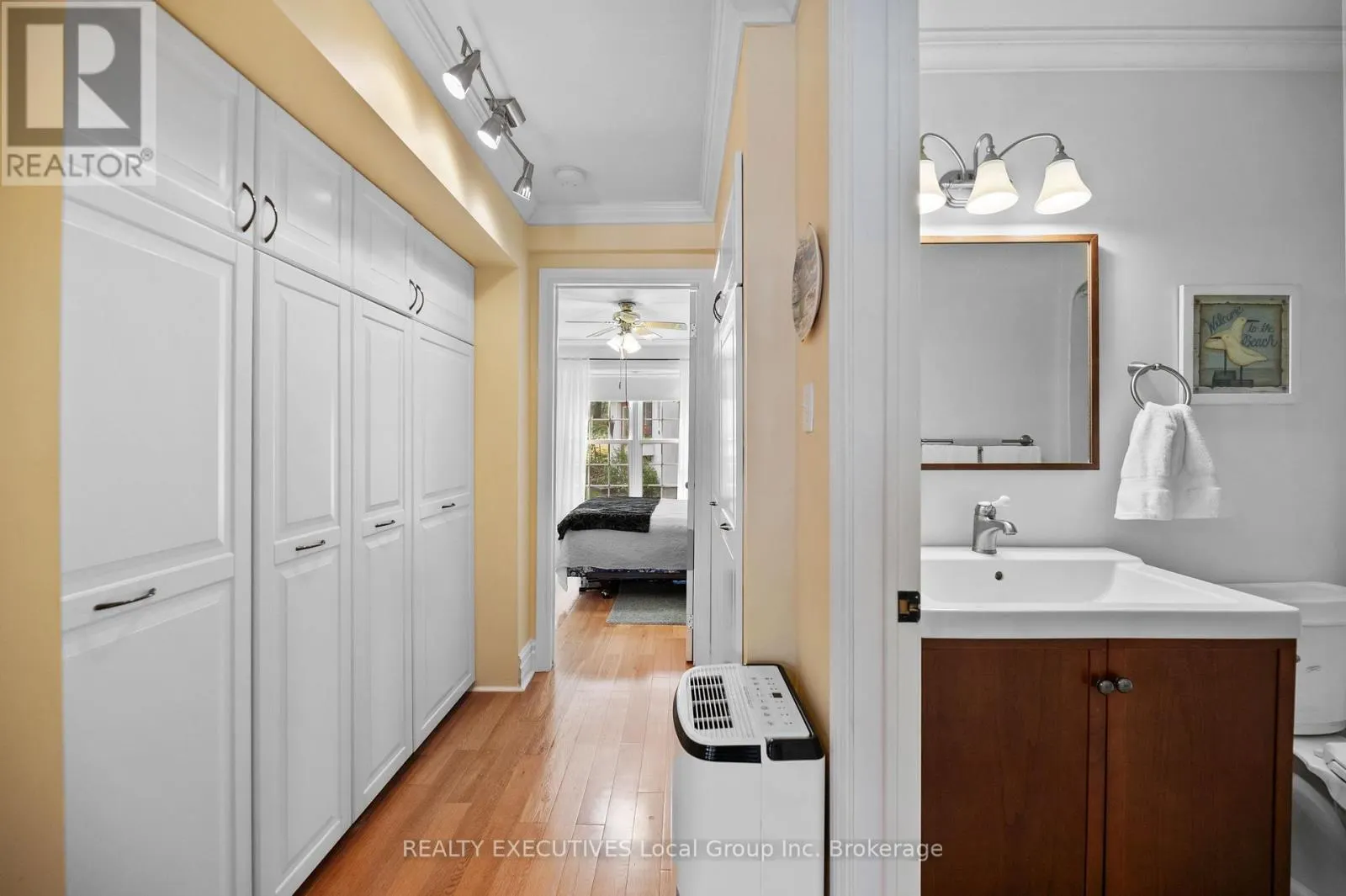 4 NINOVAN ROAD W