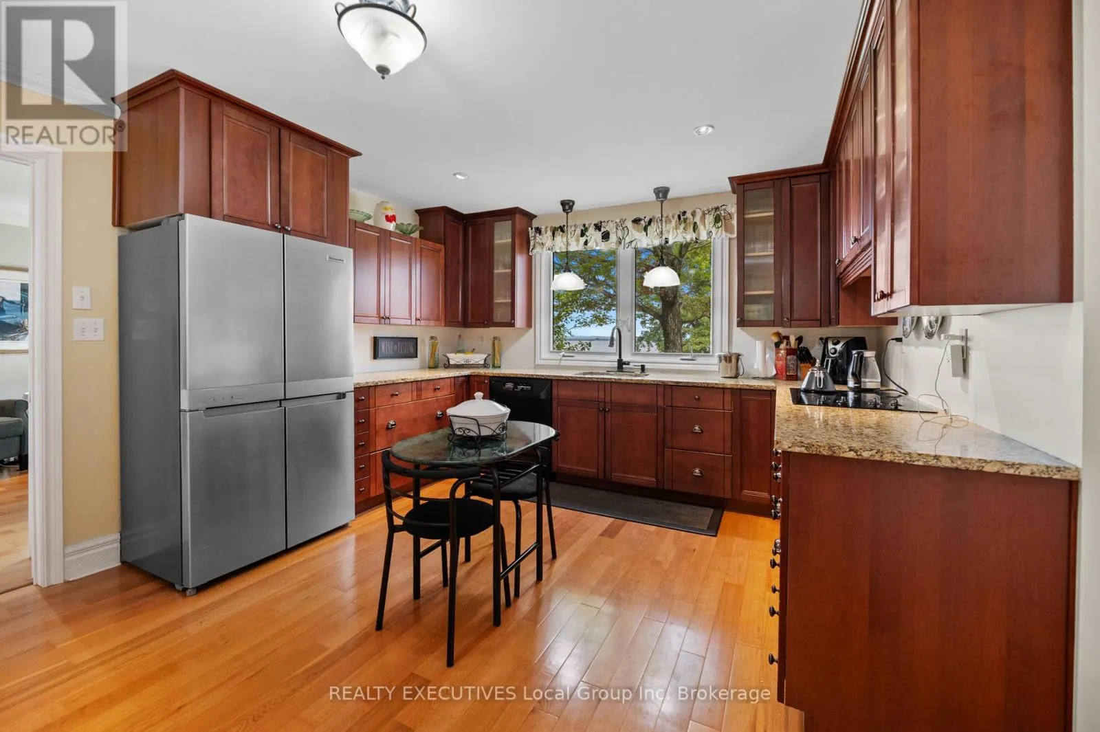 4 NINOVAN ROAD W