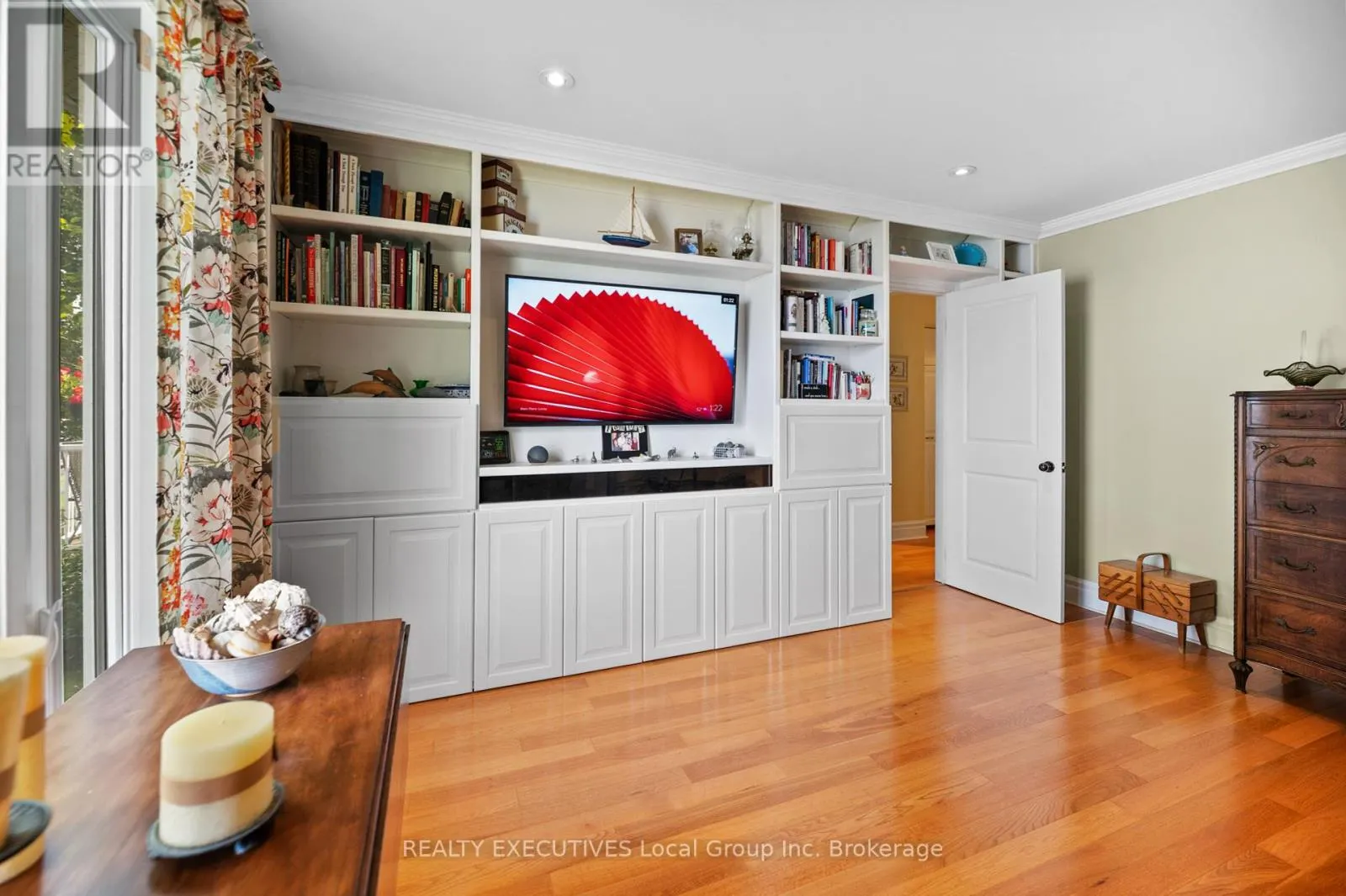 4 NINOVAN ROAD W