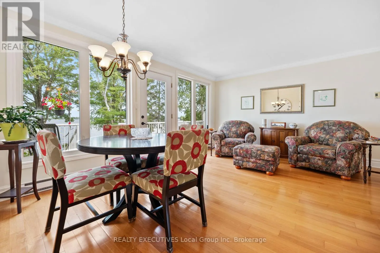4 NINOVAN ROAD W