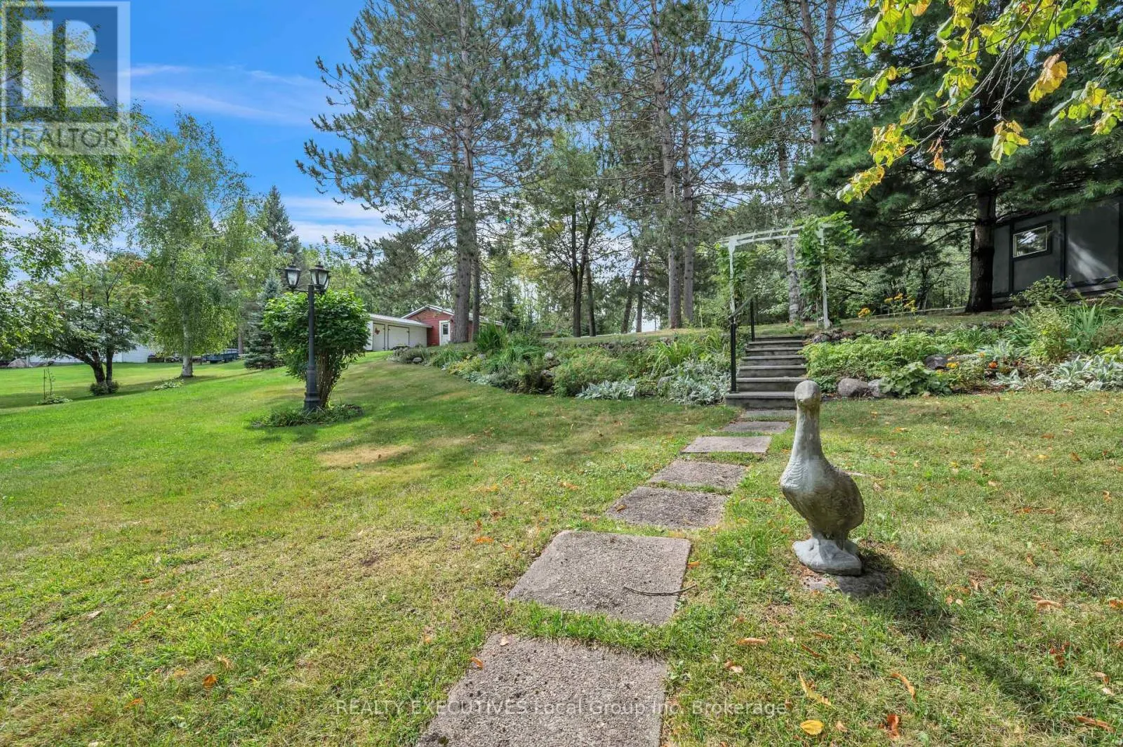 4 NINOVAN ROAD W