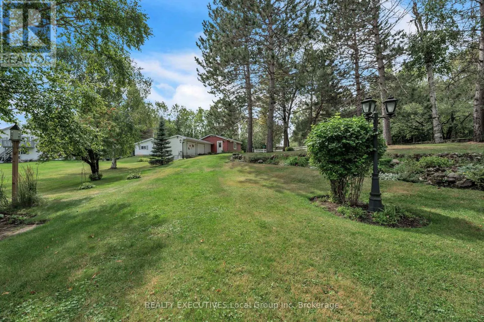 4 NINOVAN ROAD W