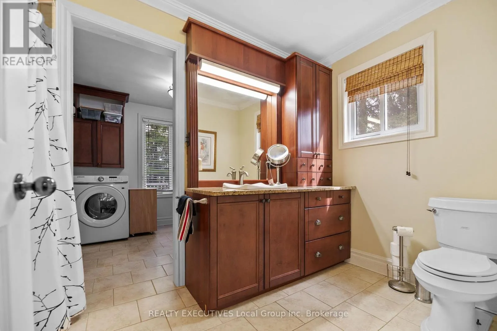 4 NINOVAN ROAD W