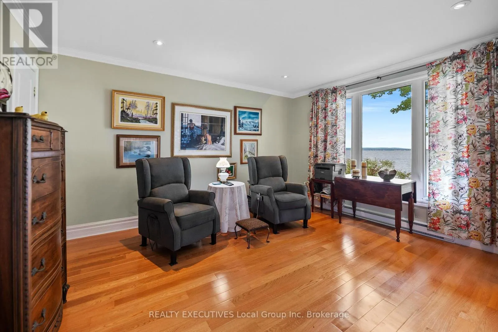 4 NINOVAN ROAD W