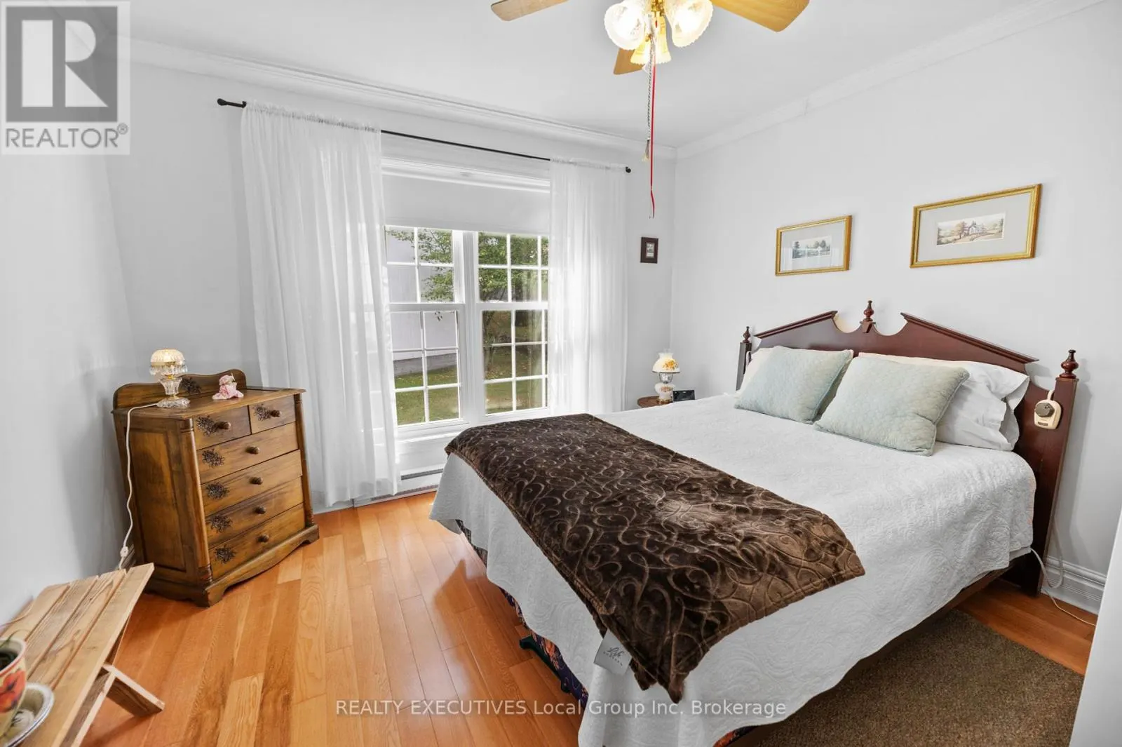 4 NINOVAN ROAD W