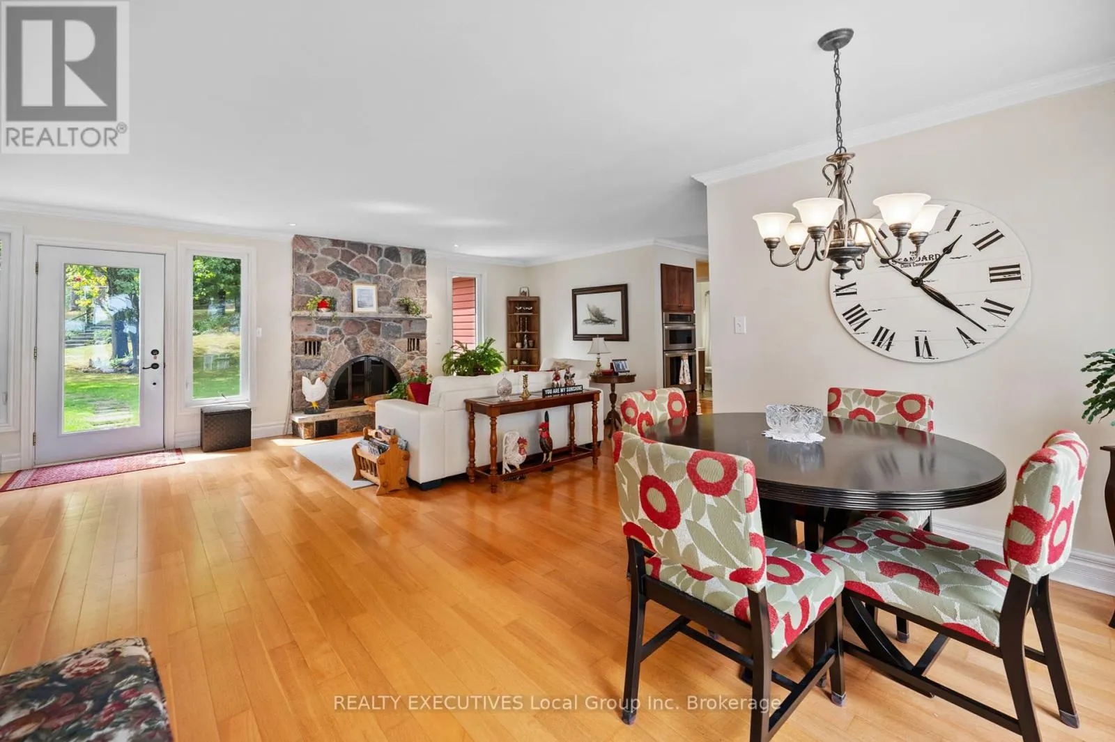 4 NINOVAN ROAD W