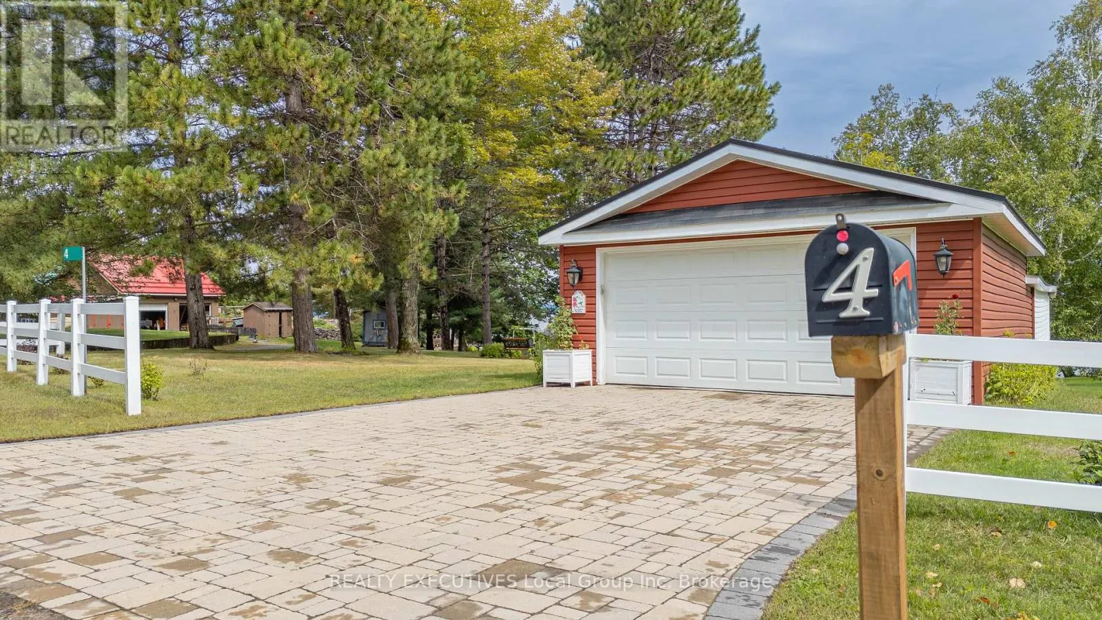 4 NINOVAN ROAD W