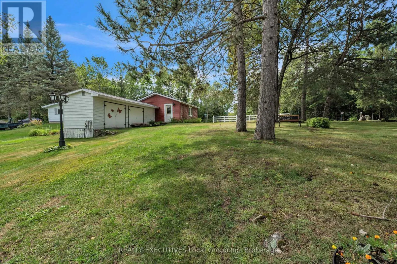 4 NINOVAN ROAD W