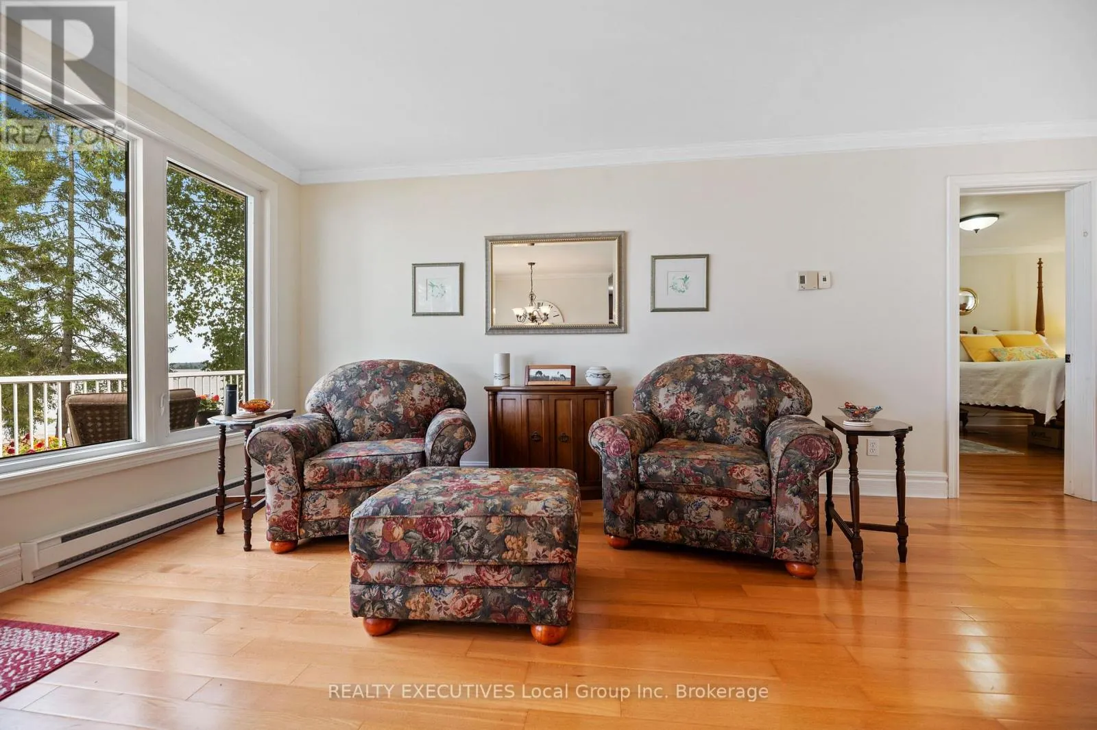 4 NINOVAN ROAD W