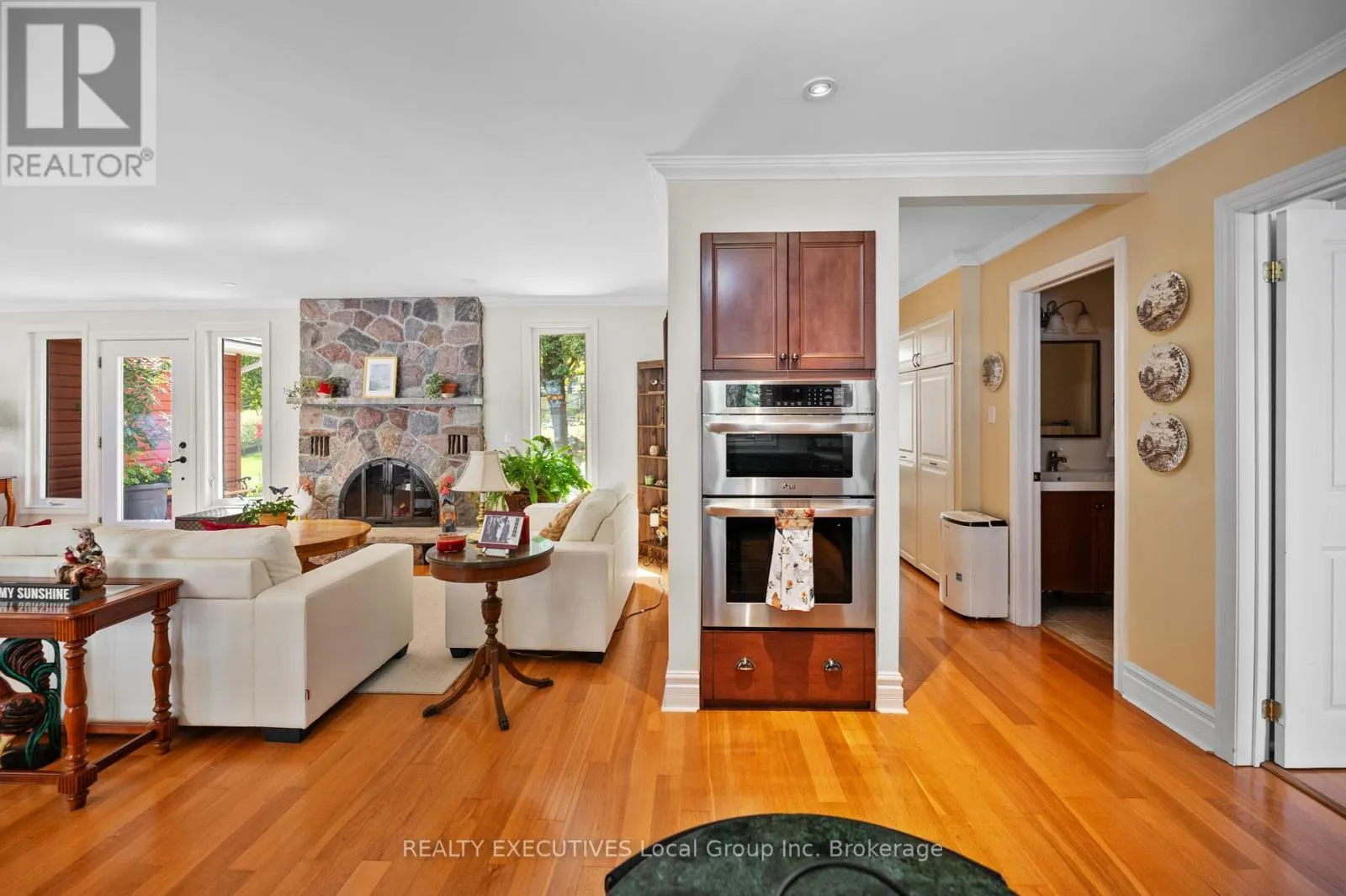 4 NINOVAN ROAD W