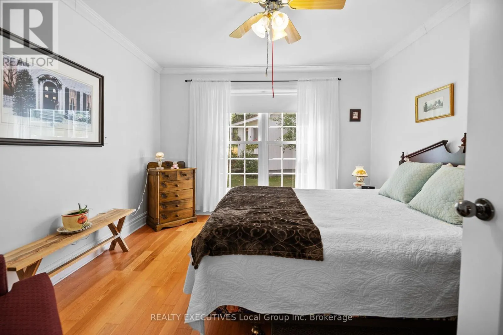 4 NINOVAN ROAD W