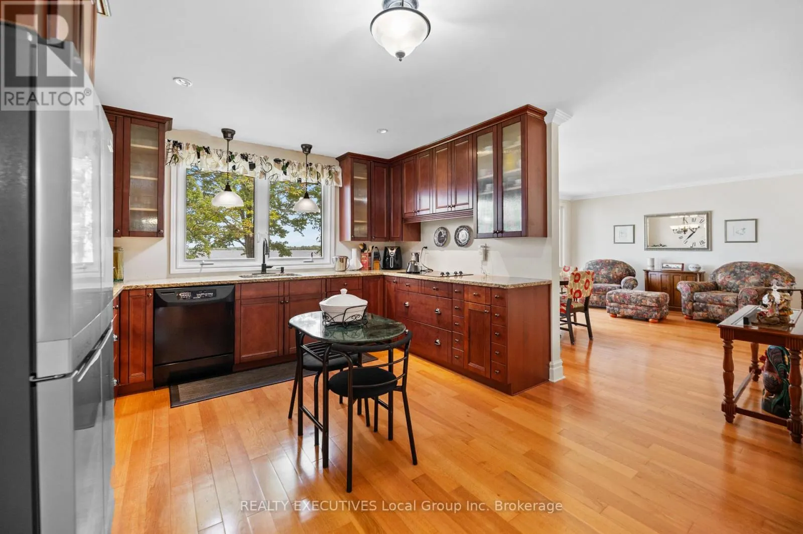 4 NINOVAN ROAD W