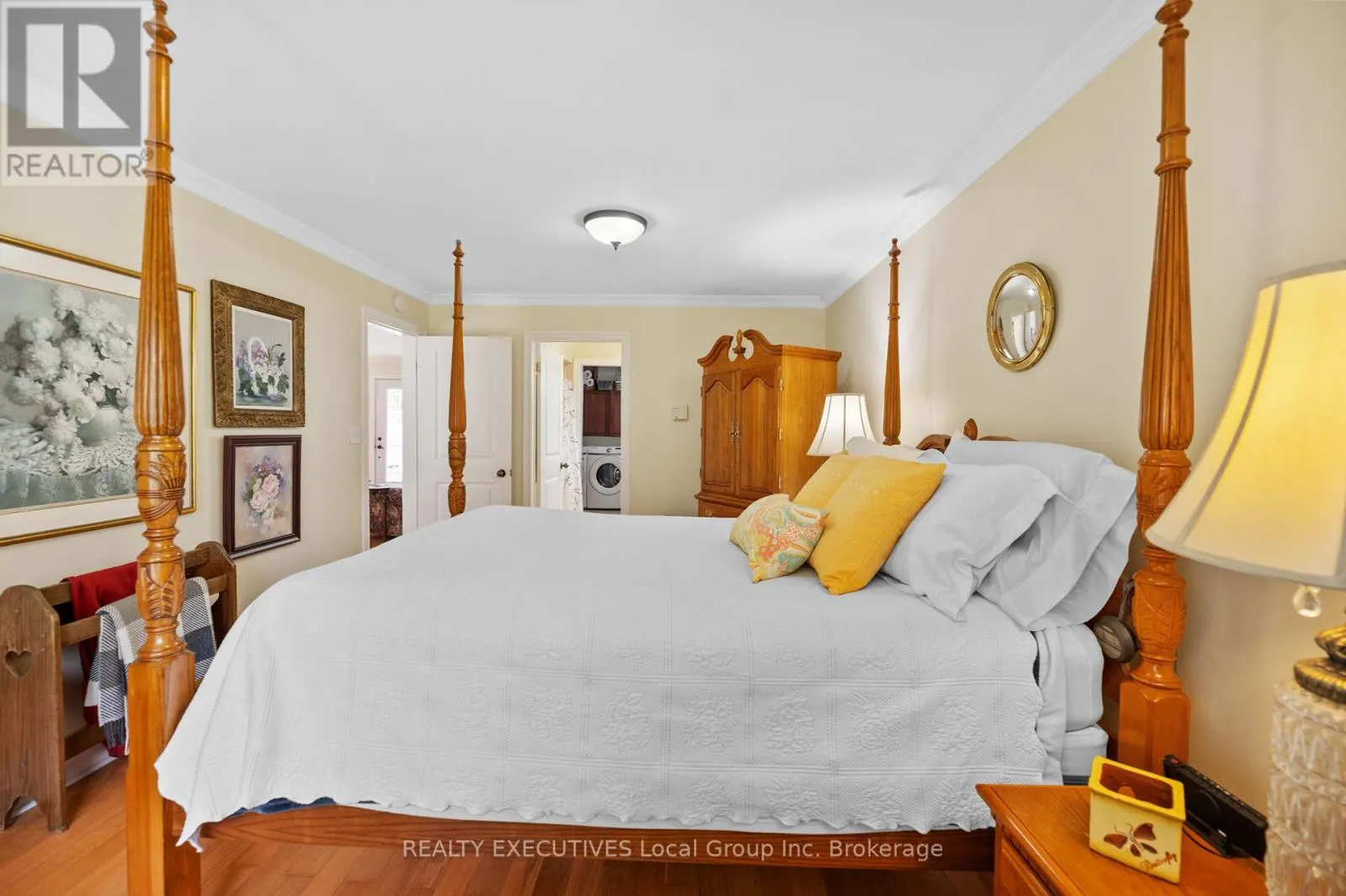 4 NINOVAN ROAD W