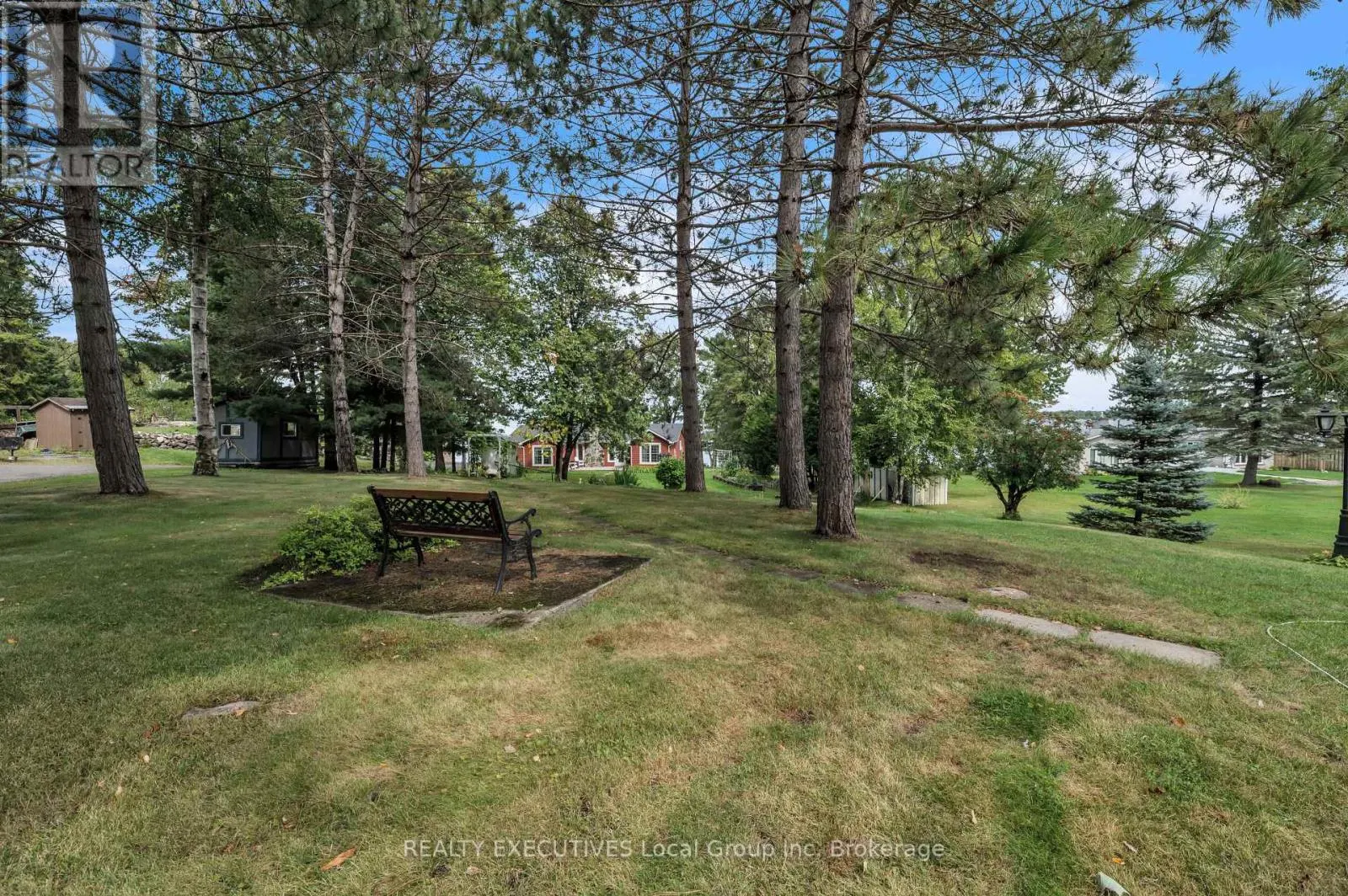 4 NINOVAN ROAD W