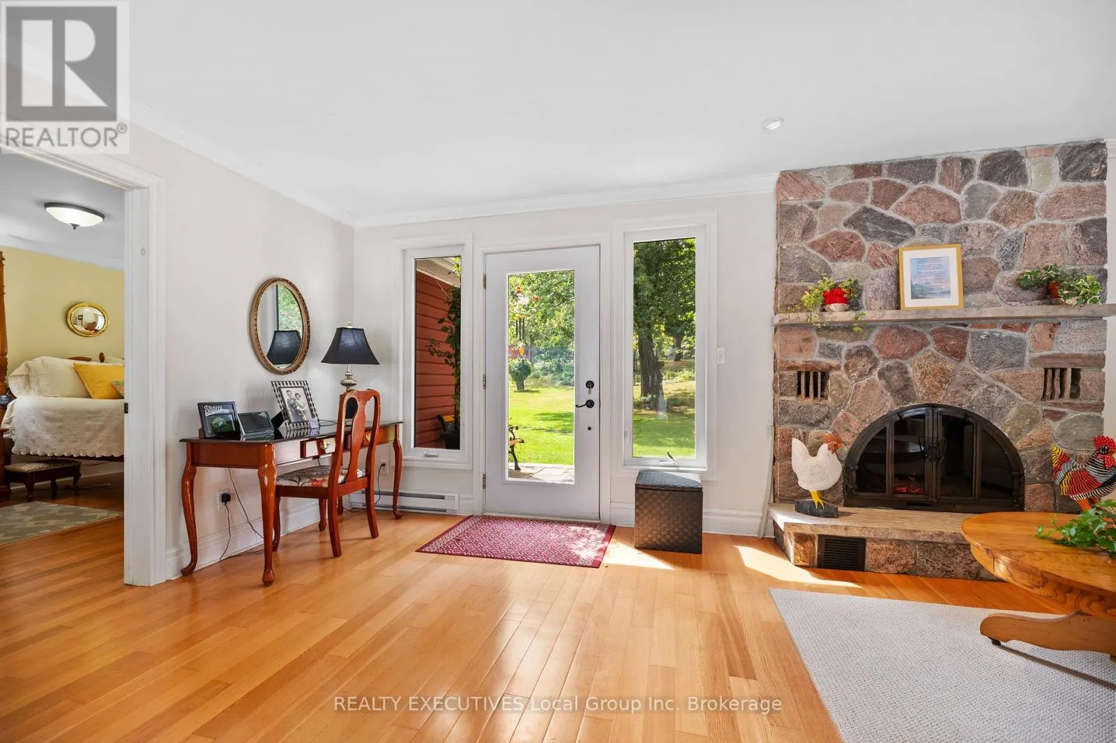 4 NINOVAN ROAD W