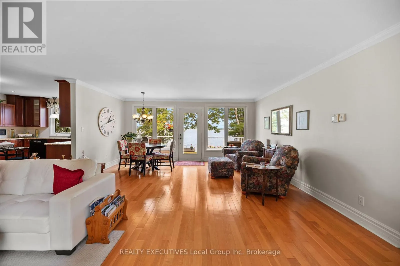 4 NINOVAN ROAD W