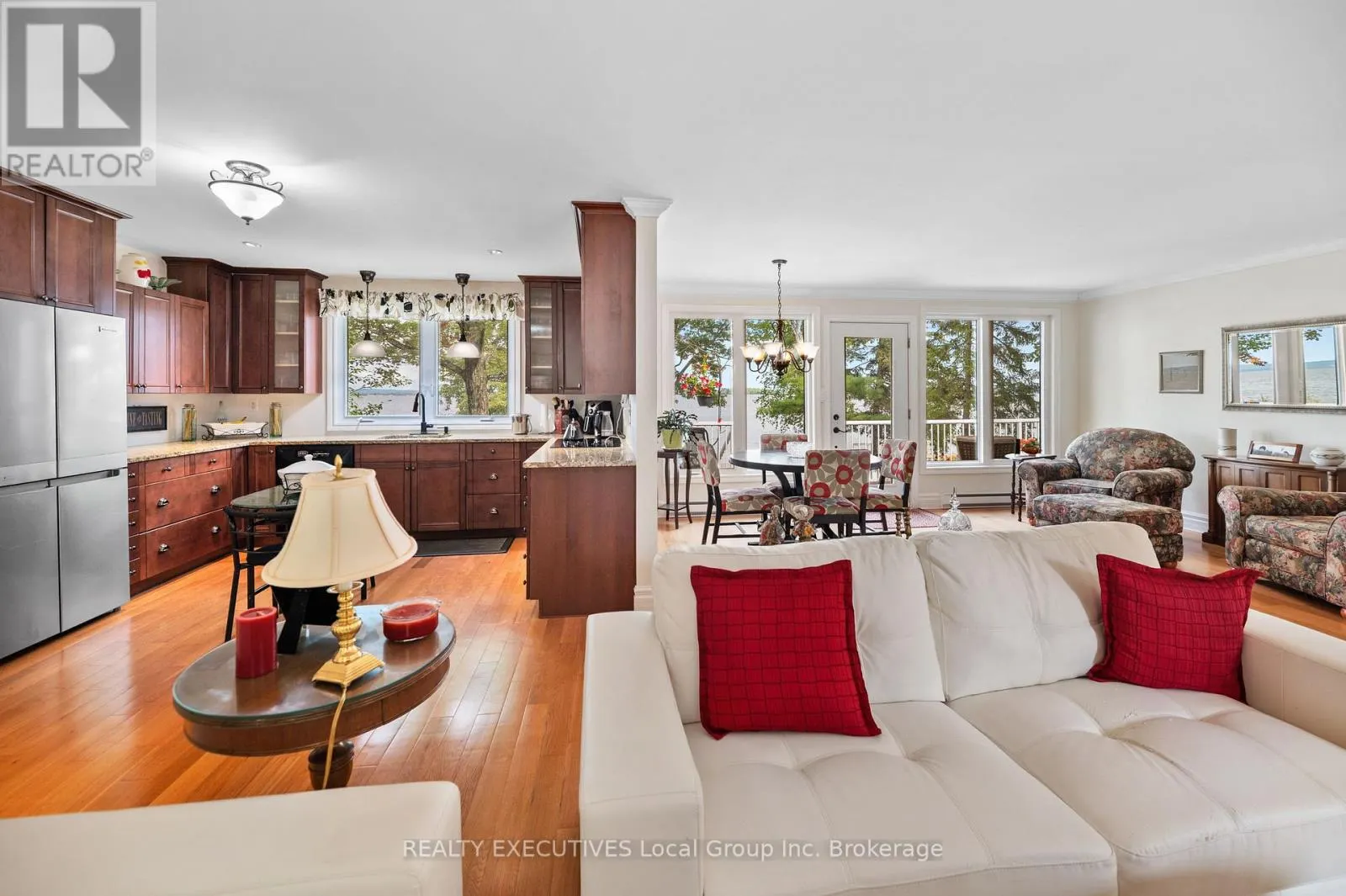 4 NINOVAN ROAD W