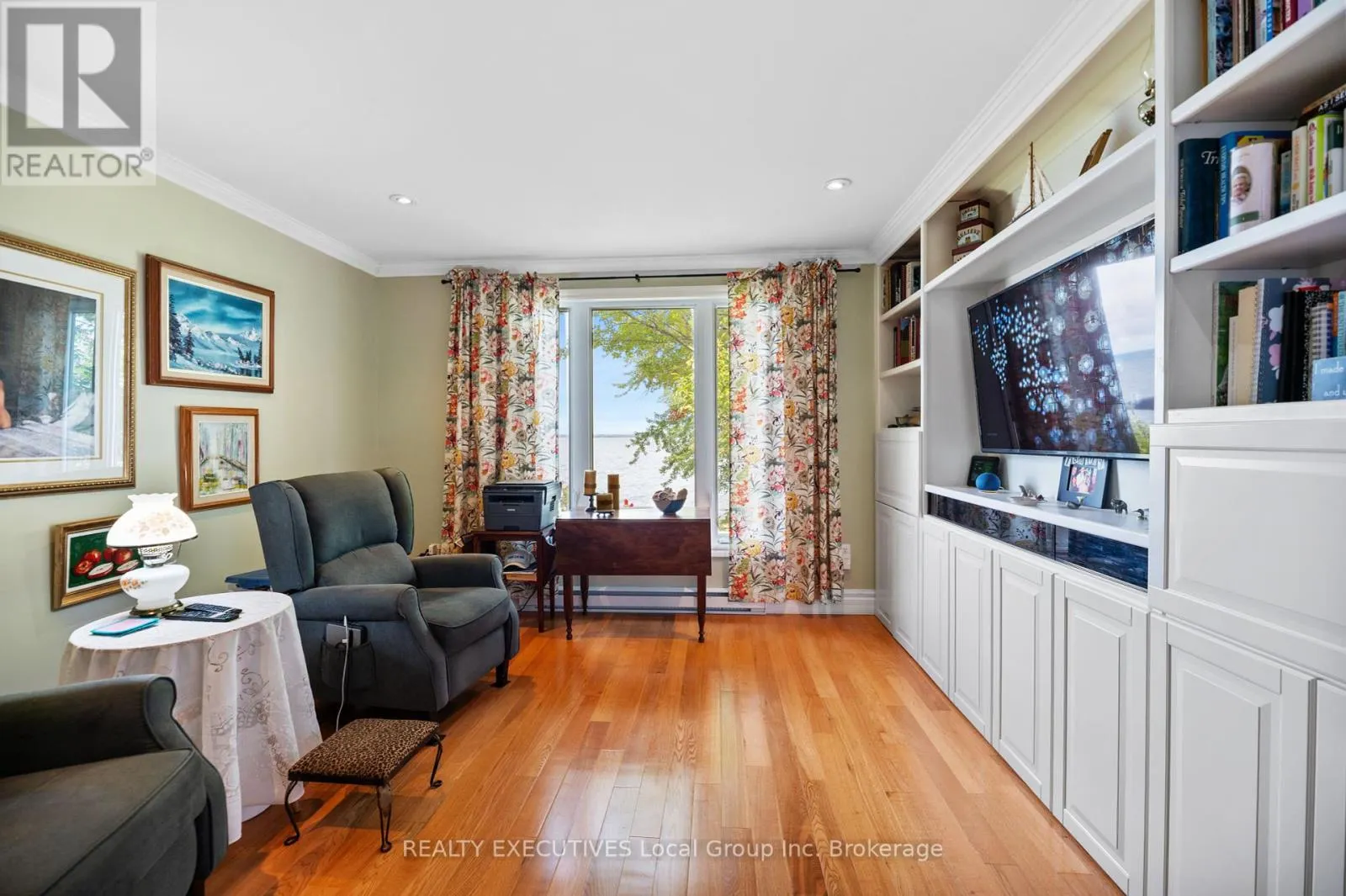 4 NINOVAN ROAD W