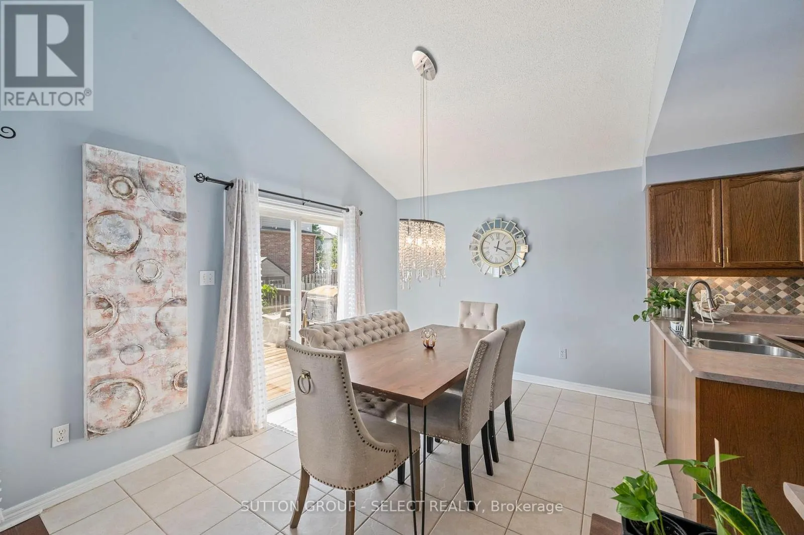 830 CRESTHAVEN CRESCENT