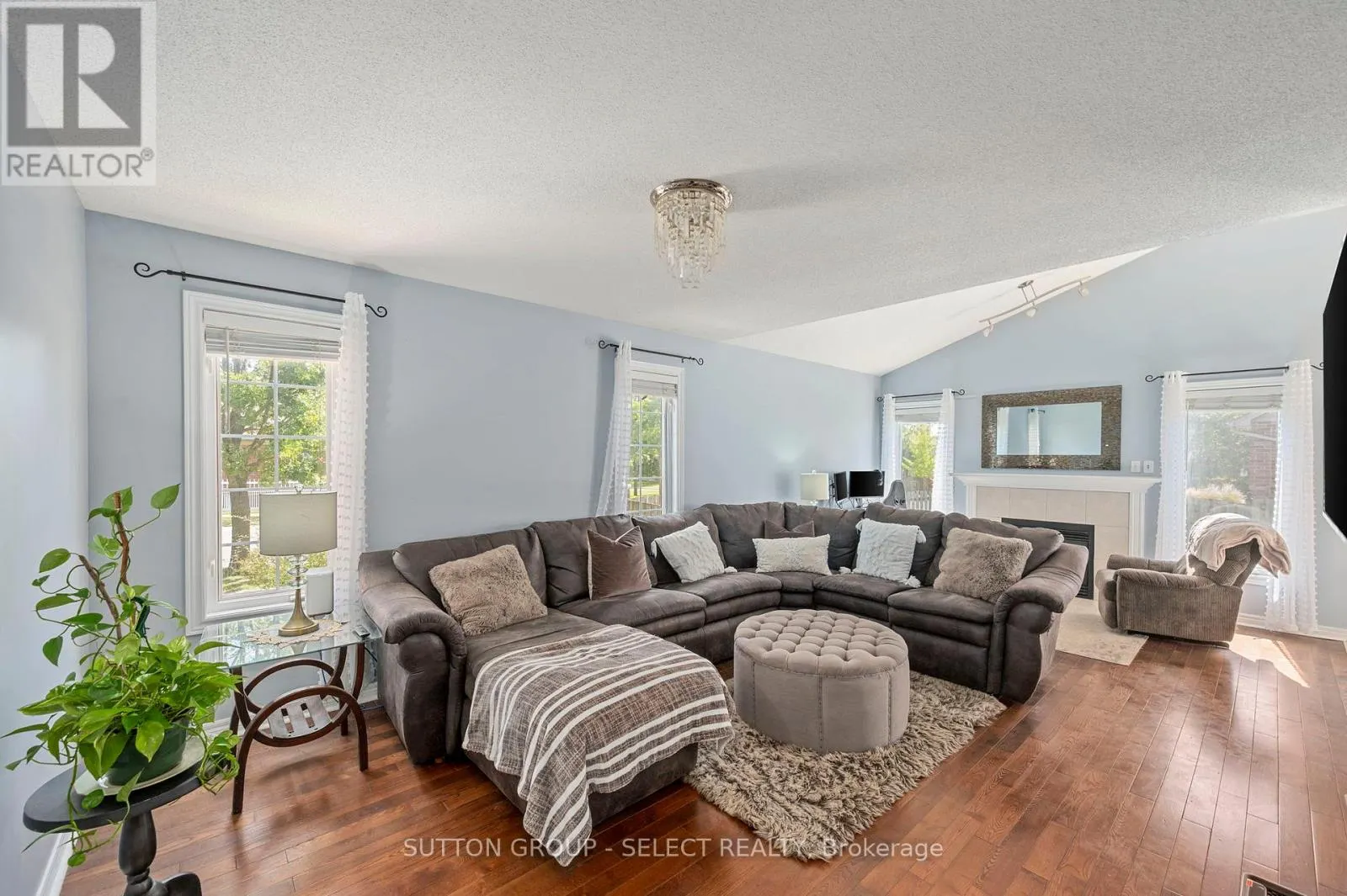 830 CRESTHAVEN CRESCENT
