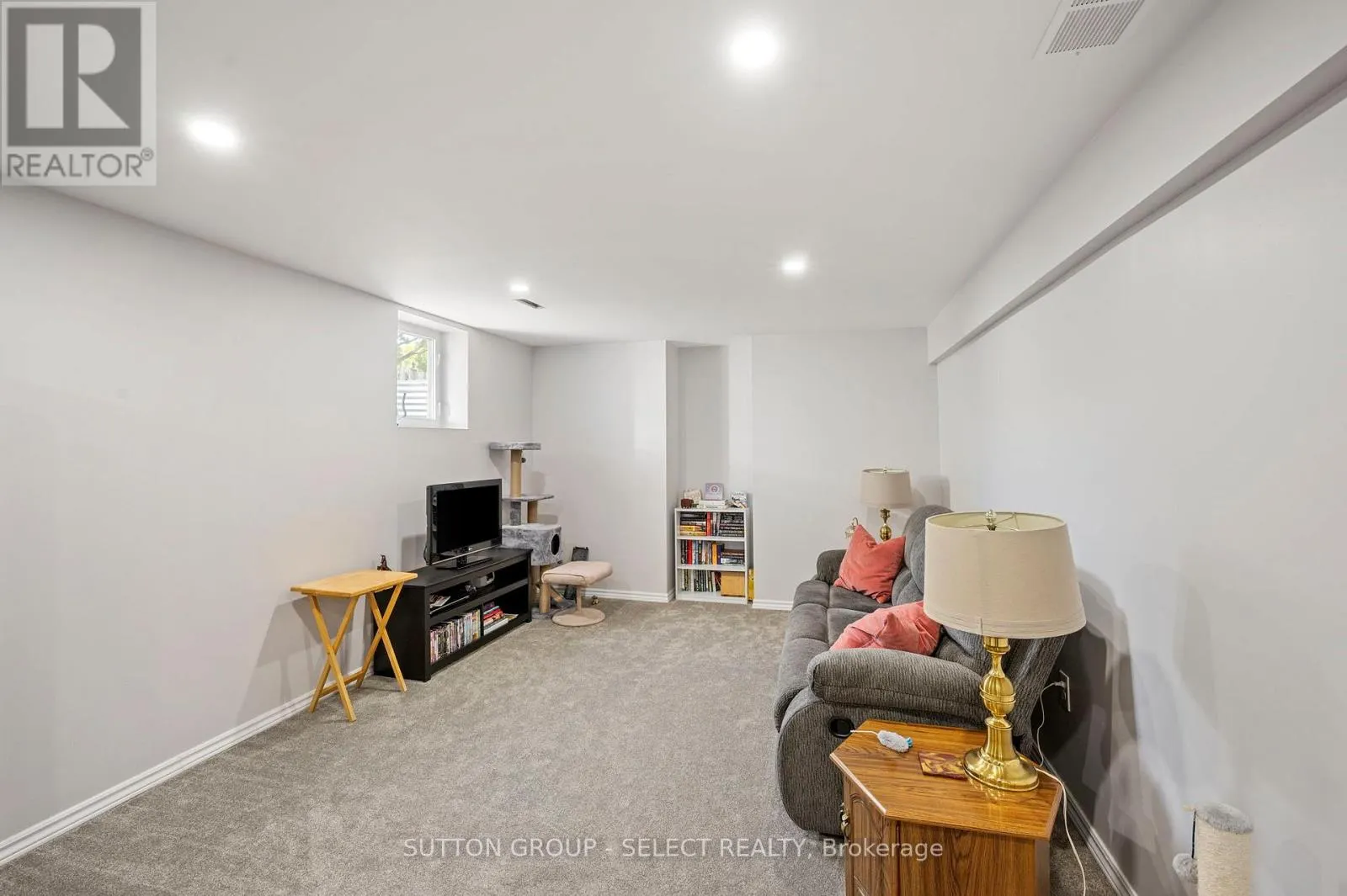 830 CRESTHAVEN CRESCENT
