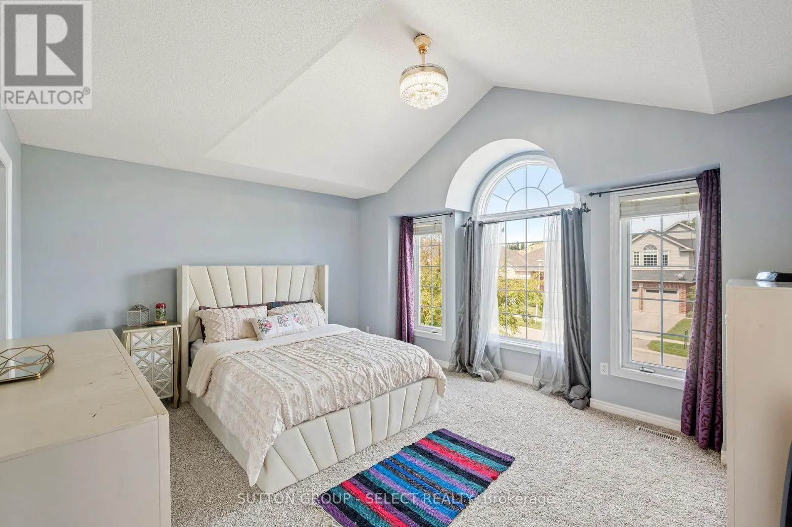 830 CRESTHAVEN CRESCENT