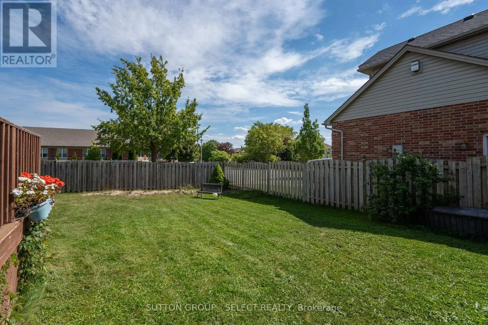 830 CRESTHAVEN CRESCENT