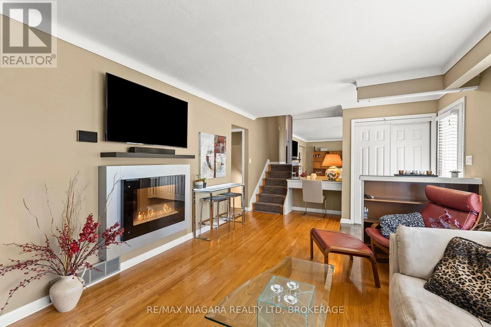 4 WILLOW STREET N