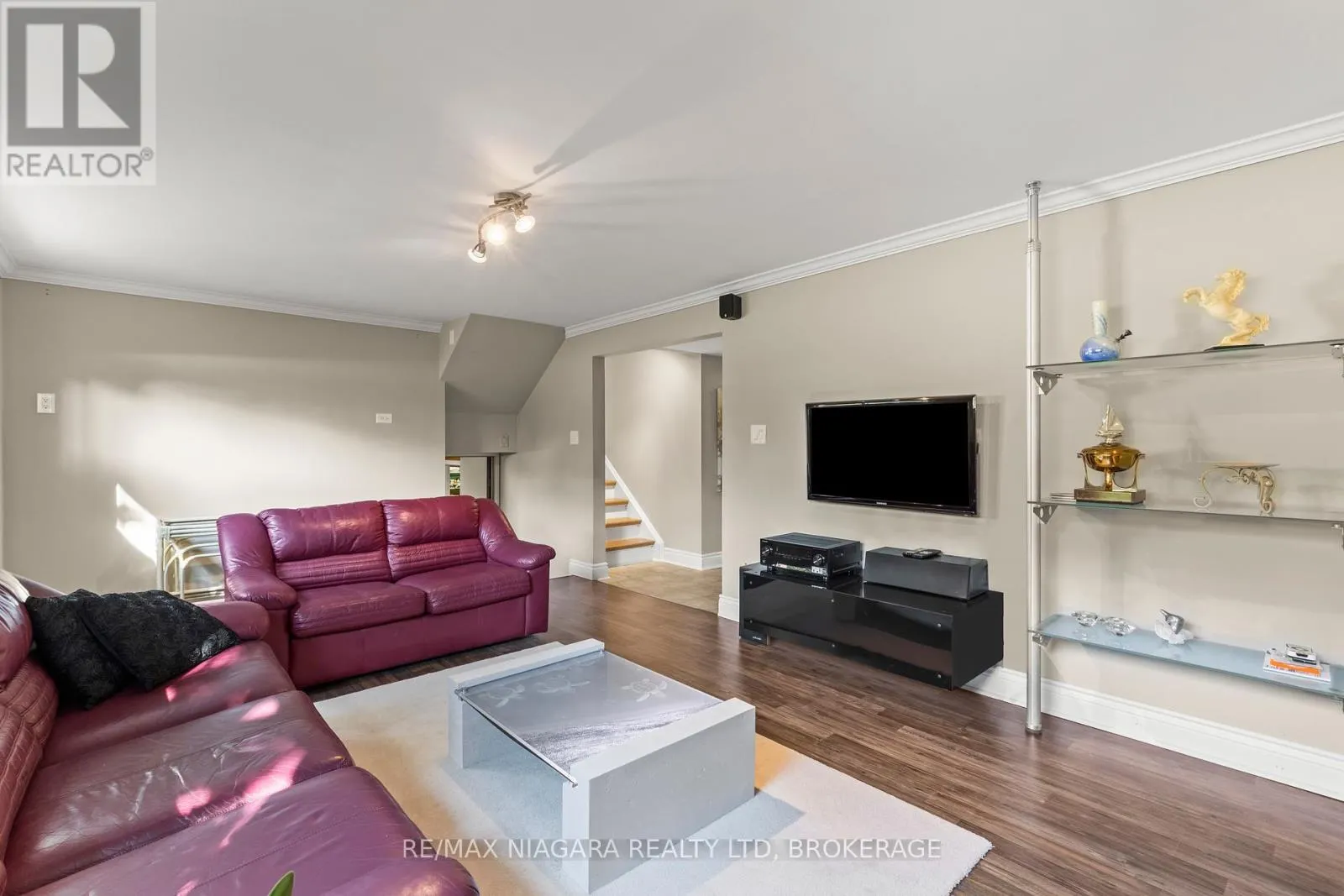 4 WILLOW STREET N