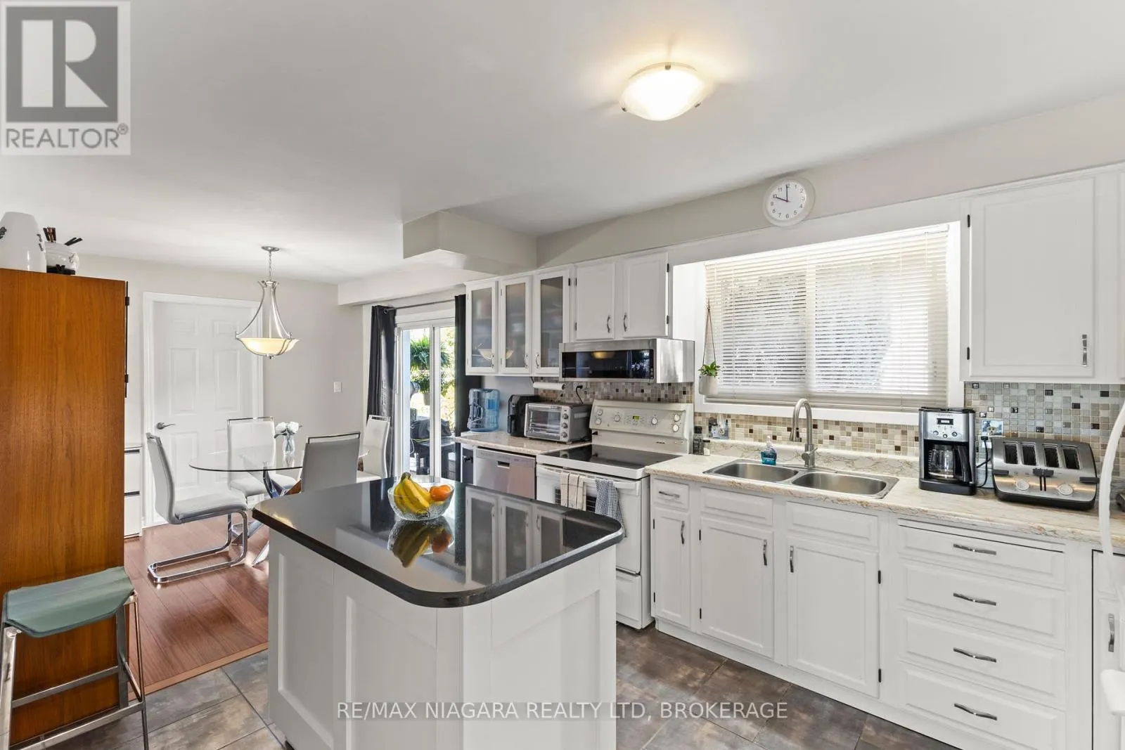4 WILLOW STREET N