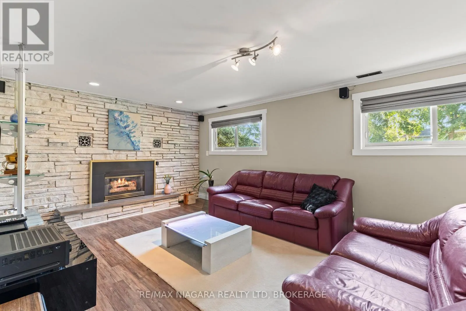 4 WILLOW STREET N