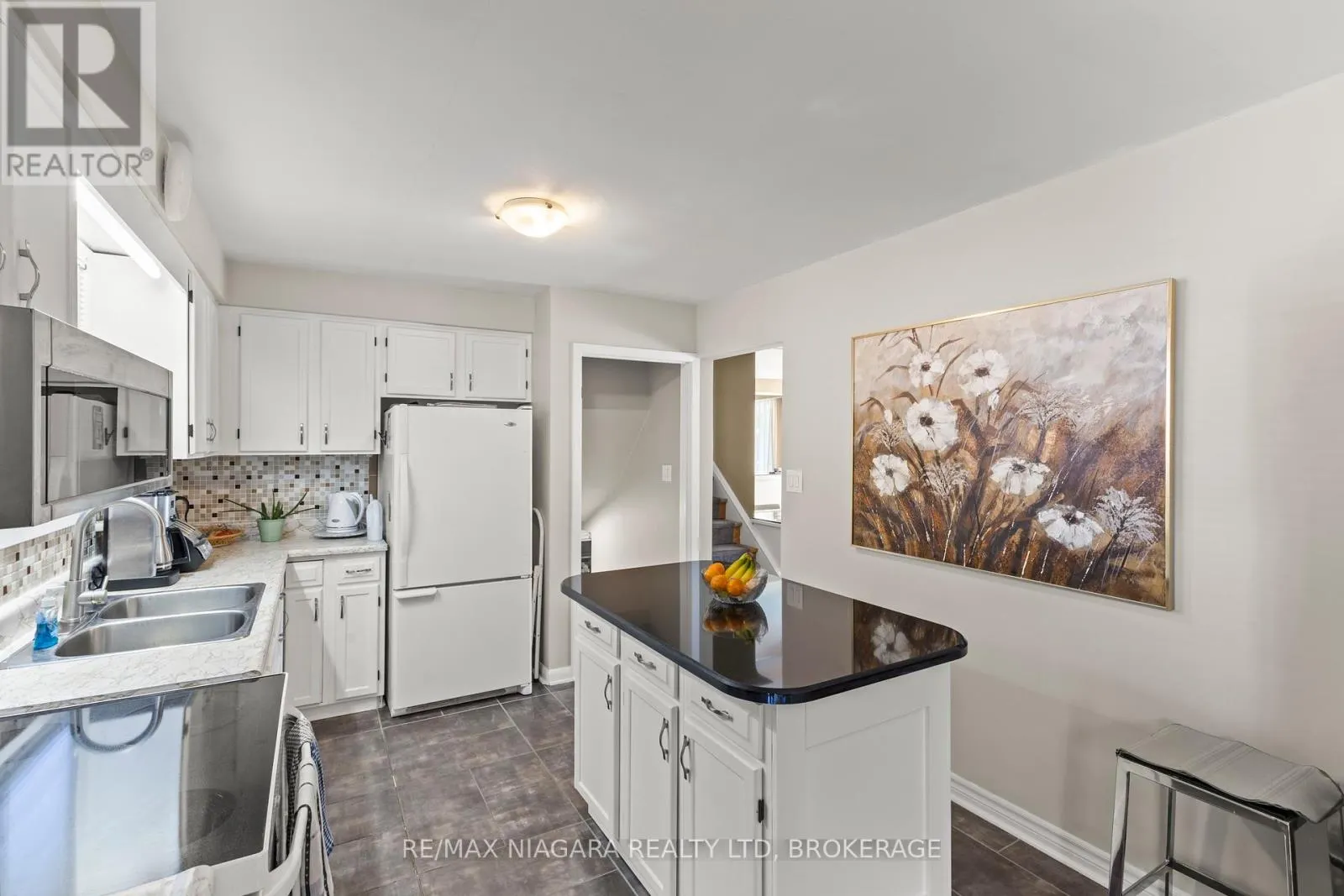 4 WILLOW STREET N