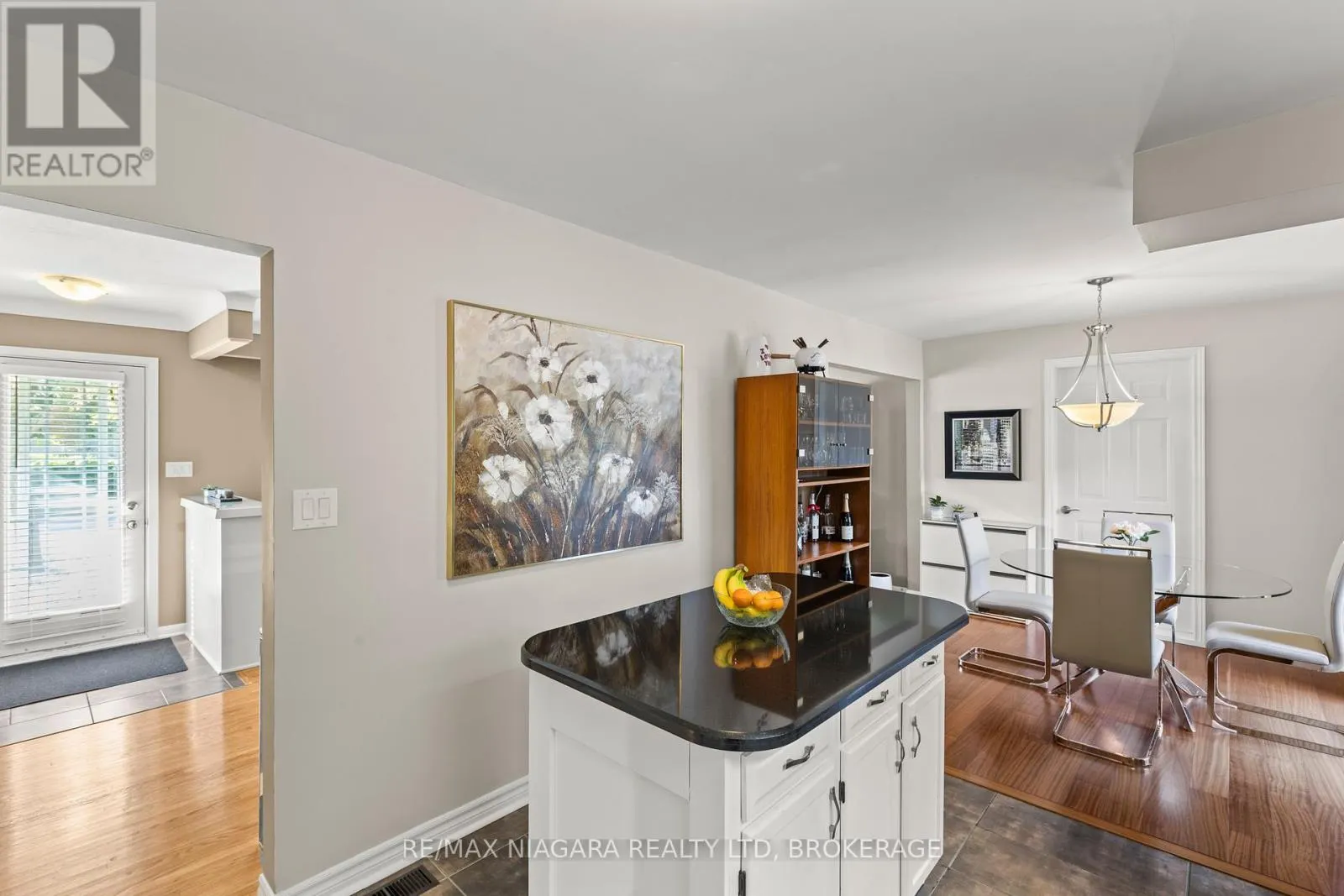 4 WILLOW STREET N