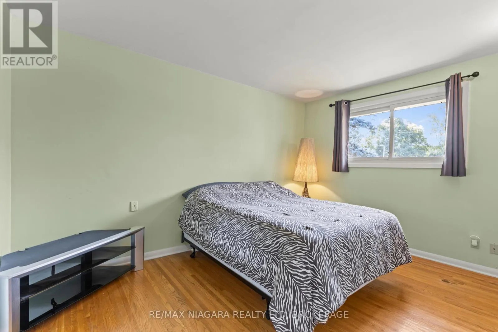 4 WILLOW STREET N