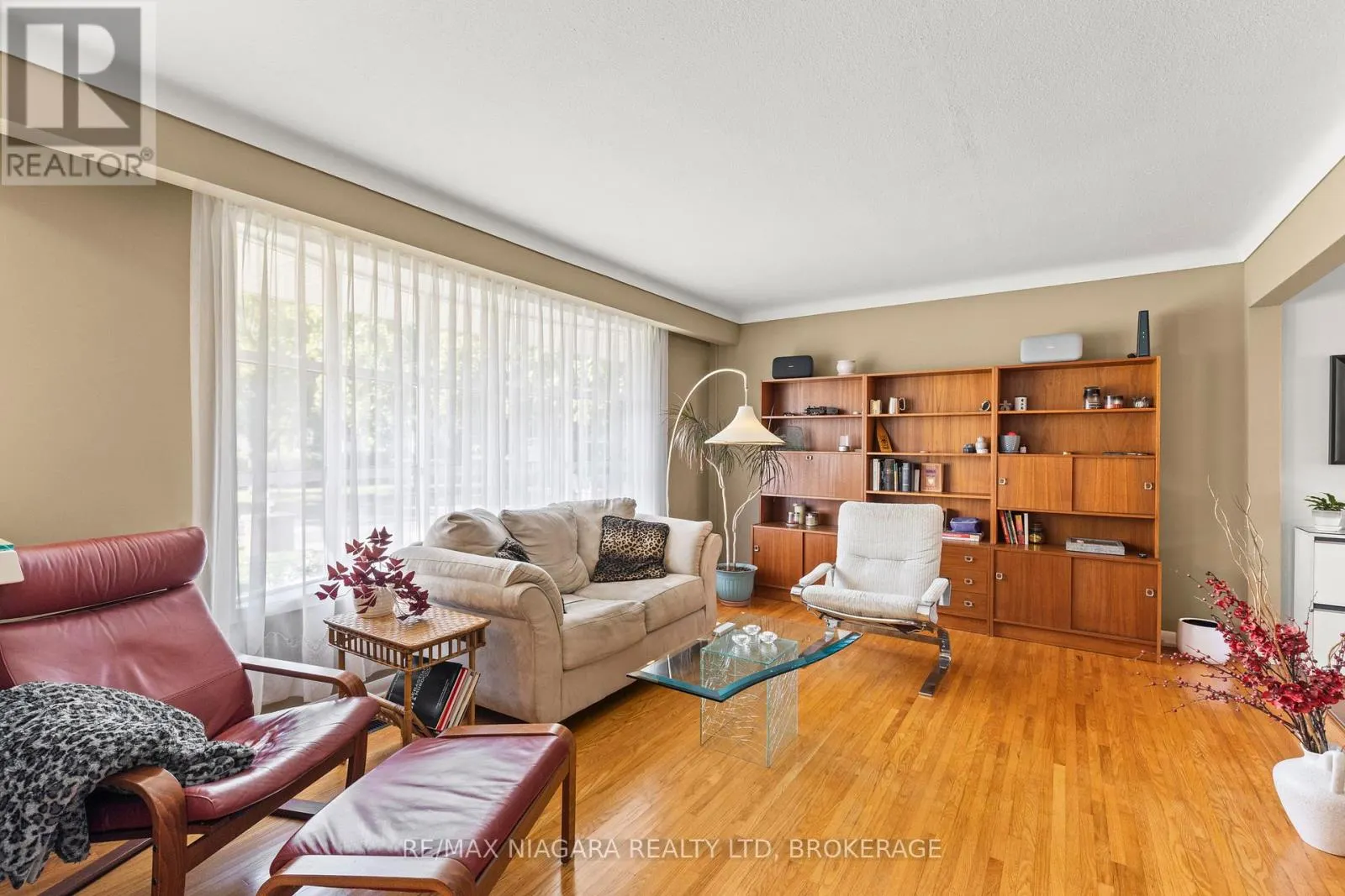 4 WILLOW STREET N