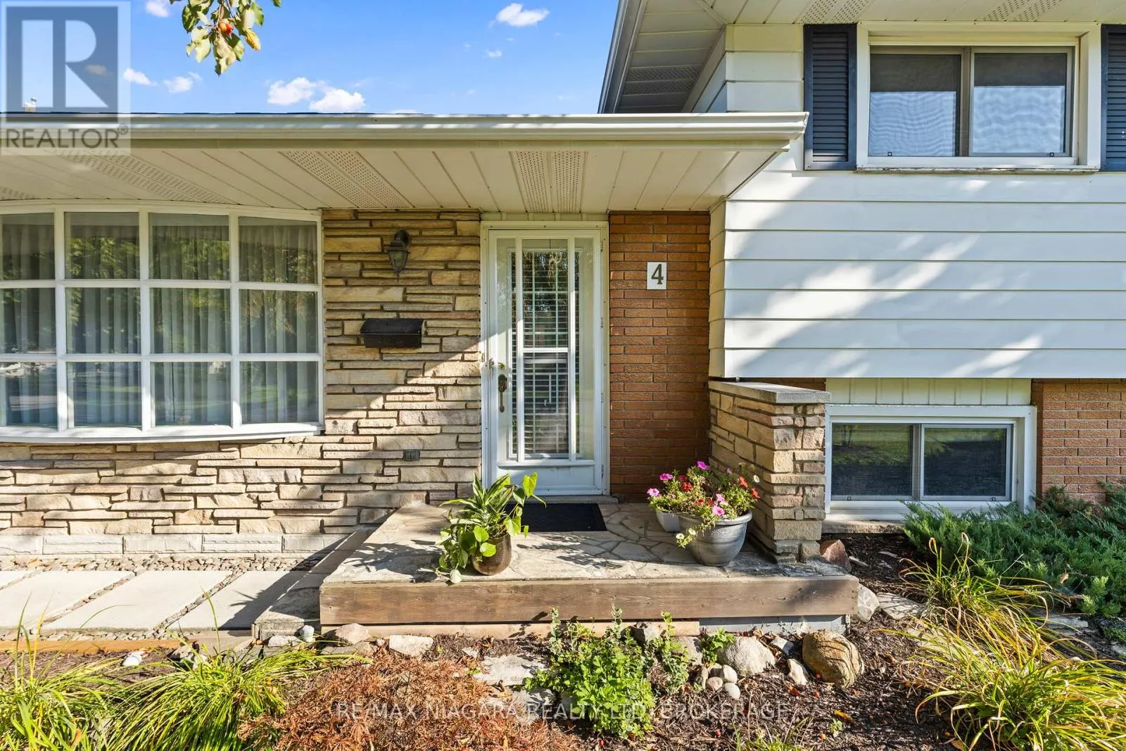 4 WILLOW STREET N