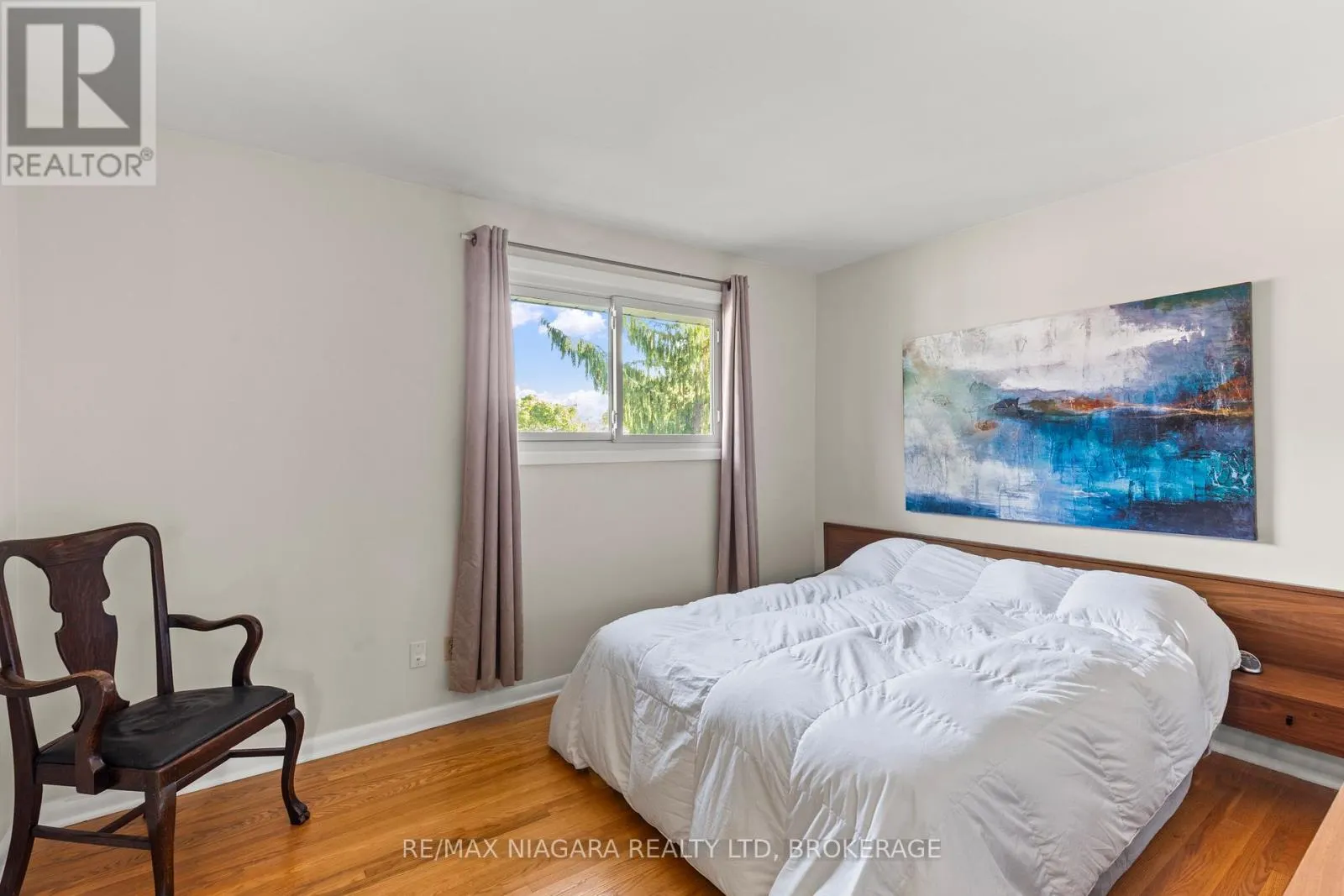 4 WILLOW STREET N