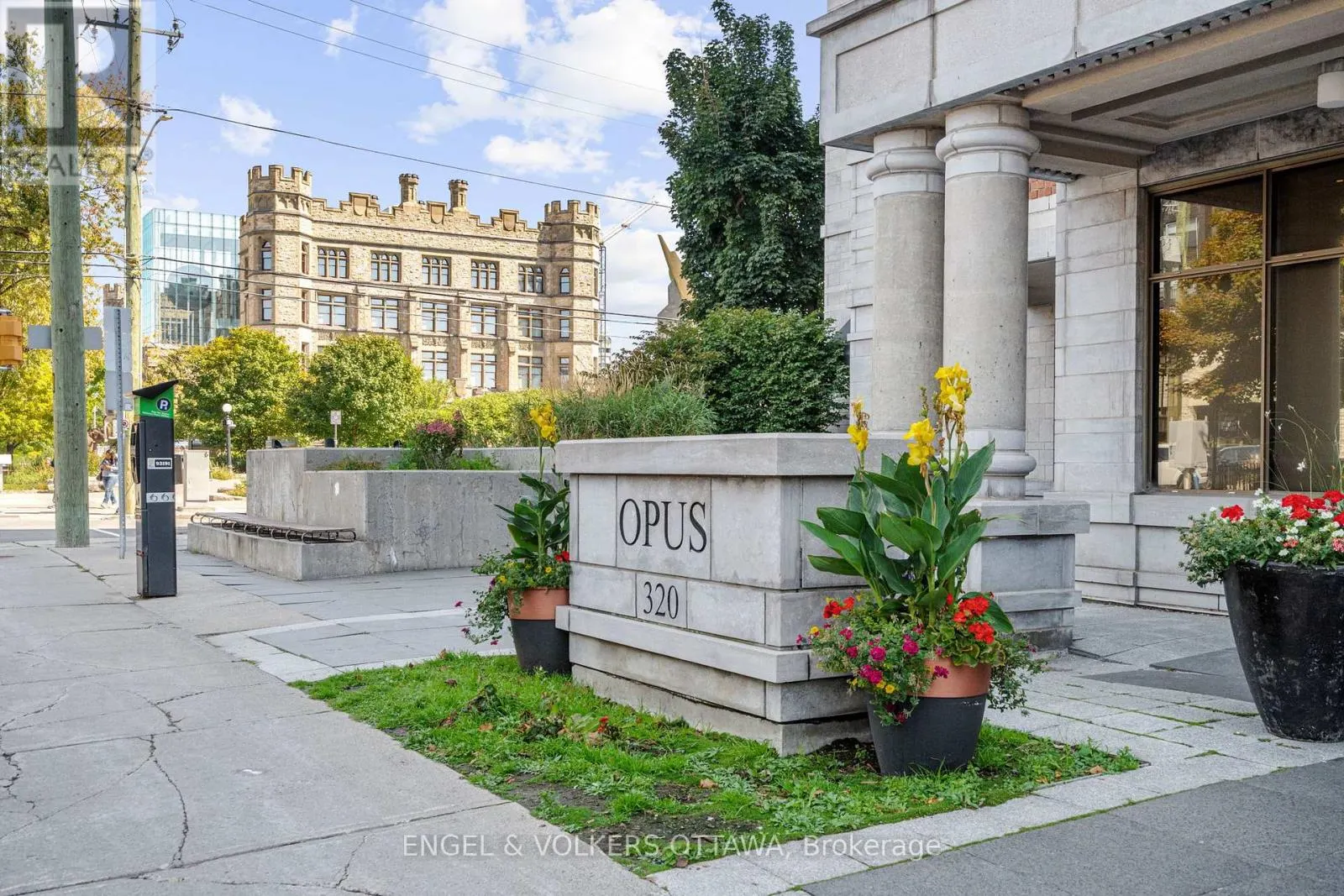 403 - 320 MCLEOD STREET